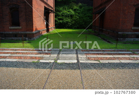 舞鶴赤れんがパークの煉瓦倉庫（引込線の跡） 102767380