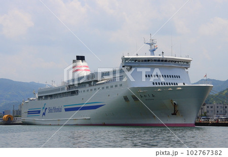 停泊中の大型フェリー「あかしあ」（新日本海フェリー） 102767382