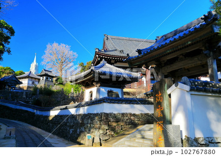 【長崎県】寺院と教会の見える風景（平戸ザビエル記念教会） 102767880