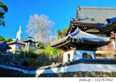 【長崎県】寺院と教会の見える風景（平戸ザビエル記念教会） 102767882