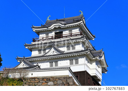 【長崎県】晴天下の平戸城跡（天守閣） 102767883