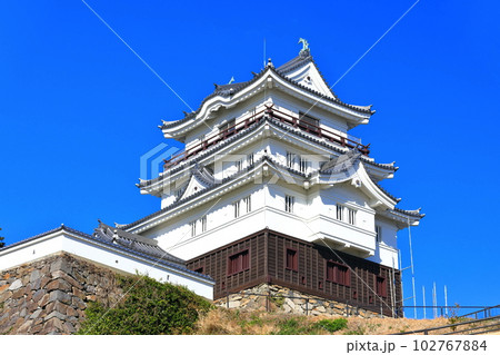 【長崎県】晴天下の平戸城跡（天守閣） 102767884