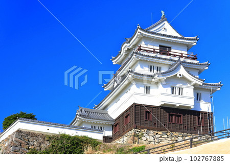 【長崎県】晴天下の平戸城跡（天守閣） 102767885