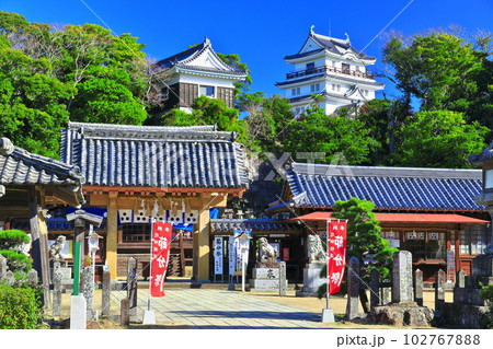 【長崎県】晴天下の平戸城跡（天守閣と平戸護国神社） 102767888
