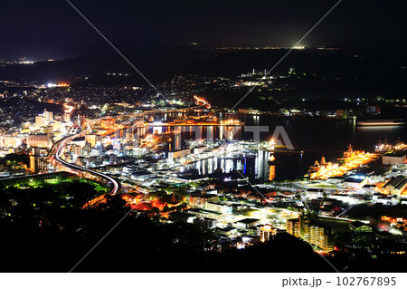 【長崎県】弓張岳展望台から見た佐世保港の夜景 102767895