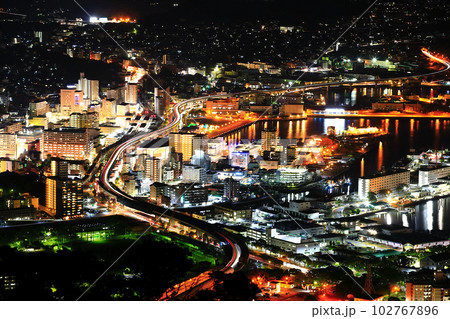 【長崎県】弓張岳展望台から見た佐世保港の夜景 102767896