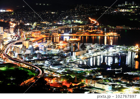 【長崎県】弓張岳展望台から見た佐世保港の夜景 【長崎県】弓張岳展望台から見た佐世保港の夜景 102767897