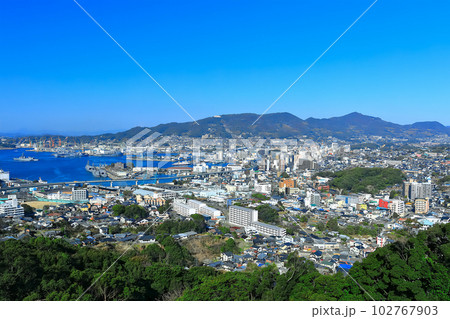 【長崎県】天神山展望台から見た快晴の佐世保港 102767903