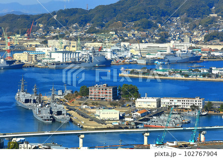 【長崎県】天神山展望台から見た快晴の佐世保港 102767904