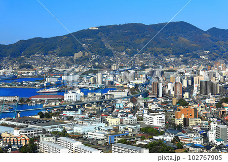 【長崎県】天神山展望台から見た快晴の佐世保港 102767905