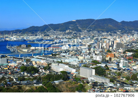 【長崎県】天神山展望台から見た快晴の佐世保港 102767906