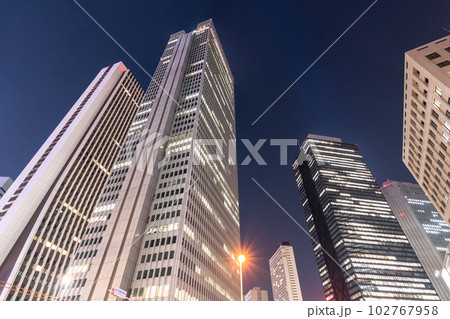 《東京都》新宿副都心・オフィス街の夜景 102767958