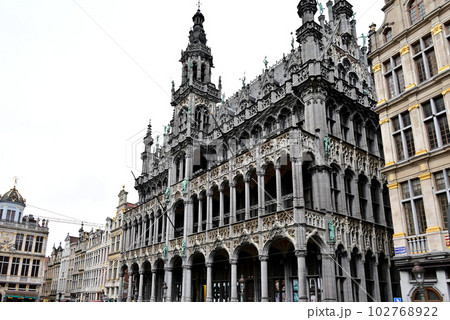 グランプラス広場前のブリュッセル市立博物館 102768922