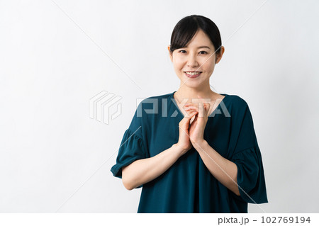 笑顔の若い女性のポートレート 102769194