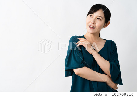 笑顔の若い女性のポートレート 102769210