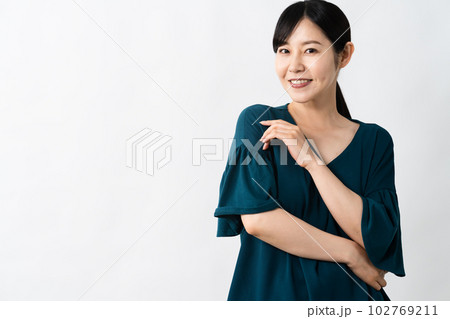 笑顔の若い女性のポートレート 102769211