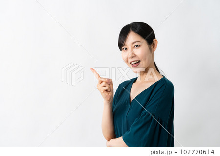 指をさす若い女性　ライフスタイルイメージ 102770614