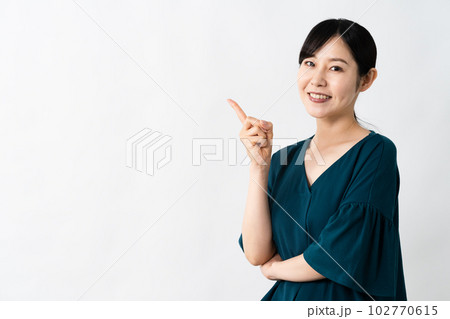 指をさす若い女性　ライフスタイルイメージ 102770615