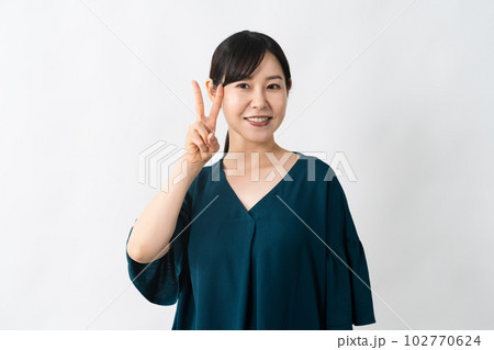 ピースサインをする若い女性 ライフスタイルイメージ ピースサインをする若い女性 ライフスタイルイメージ 102770624