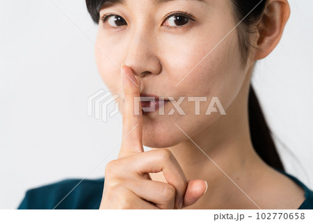 口に指を当てる若い女性　ライフスタイルイメージ 102770658