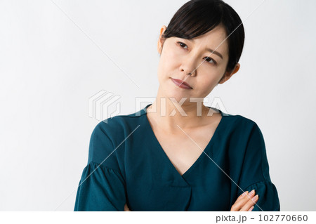 不安気な表情の若い女性　ビジネスイメージ 102770660