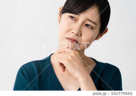 不安気な表情の若い女性　ビジネスイメージ 102770662