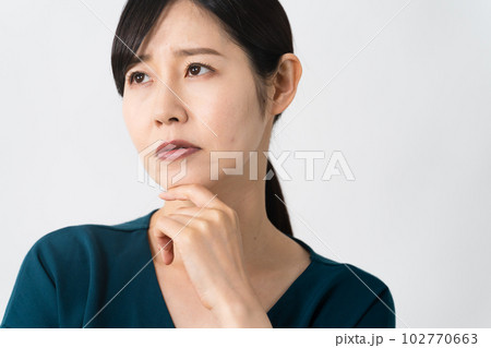 不安気な表情の若い女性 ビジネスイメージ 不安気な表情の若い女性 ビジネスイメージ 102770663