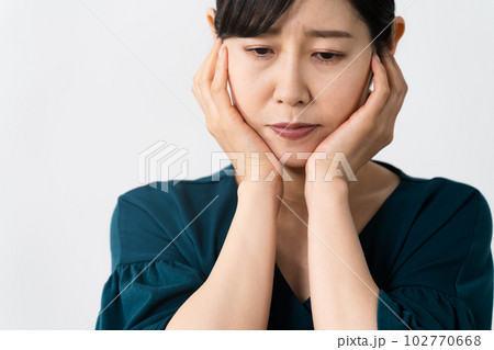 不安気な表情の若い女性　ビジネスイメージ 102770668