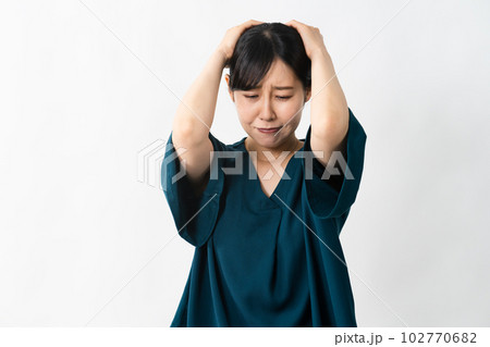 頭を抱える若い女性　ライフスタイルイメージ 102770682