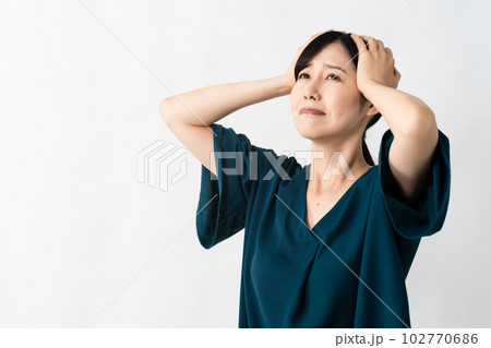 頭を抱える若い女性　ライフスタイルイメージ 102770686