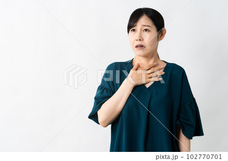 ショックで不安になる若い女性 ライフスタイルイメージ ショックで不安になる若い女性 ライフスタイルイメージ 102770701