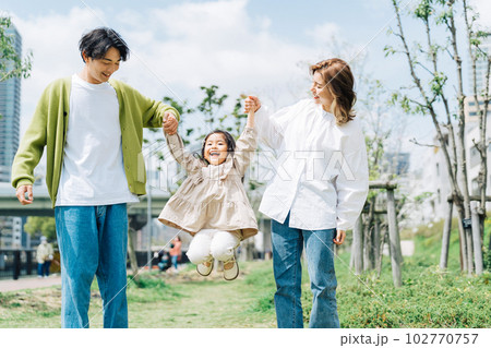 手を繋いで歩く家族 手を繋いで歩く家族 102770757