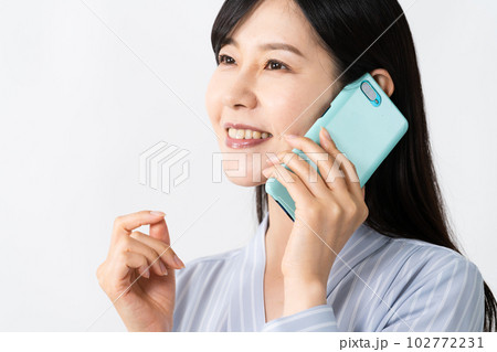 スマートフォンで通話をする若い女性 ビジネスイメージ スマートフォンで通話をする若い女性 ビジネスイメージ 102772231