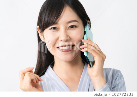 スマートフォンで通話をする若い女性　ビジネスイメージ 102772233