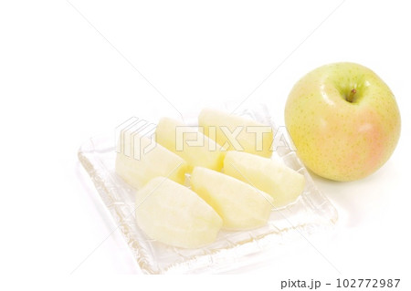 リンゴ　剥き　カット　デザート　トキ　明るい背景 102772987