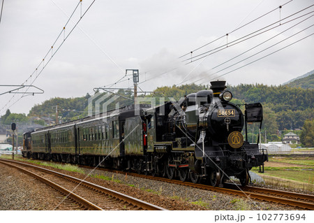 鹿児島本線を力走するSL人吉　58654+50系客車+DE10 102773694