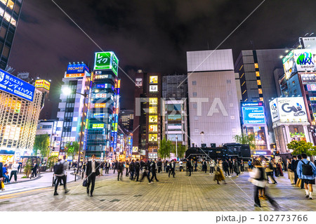 日本の東京都市景観 5類移行で初の金曜日。待ち合わせなどで賑わう新橋駅西口広場…＝5月12日 102773766