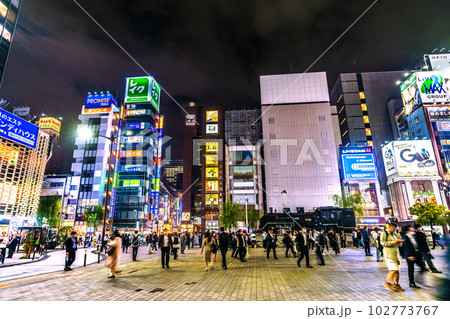 日本の東京都市景観 5類移行で初の金曜日。待ち合わせなどで賑わう新橋駅西口広場…=5月12日 日本の東京都市景観 5類移行で初の金曜日。待ち合わせなどで賑わう新橋駅西口広場…=5月12日 102773767