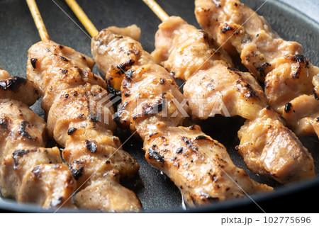 焼鳥(鶏もも串)をフライパンで温め直す(料理酒をかけて)。 102775696