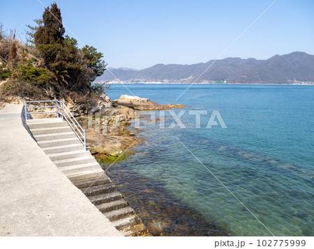佐木島(広島県三原市鷺浦町)の海岸と青い海(瀬戸内海)の風景。 佐木島(広島県三原市鷺浦町)の海岸と青い海(瀬戸内海)の風景。 102775999