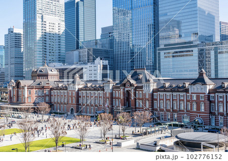 東京都千代田区丸の内 快晴のJR東京駅(重要文化財の丸の内駅舎)と周辺の高層ビル群 東京都千代田区丸の内 快晴のJR東京駅(重要文化財の丸の内駅舎)と周辺の高層ビル群 102776152