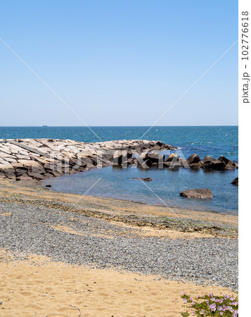 瀬戸内海(播磨灘)の風景。兵庫県明石市内の海岸。(縦構図) 102776618
