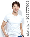 白いTシャツを着た若い男性 白バック AI generated 102777009