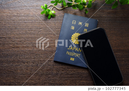 日本のパスポートとスマートフォン 日本のパスポートとスマートフォン 102777345