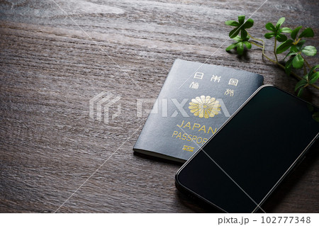 日本のパスポートとスマートフォン 102777348