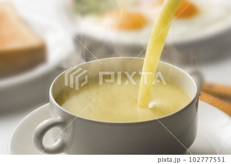 コーンポタージュスープを注ぐ 102777551