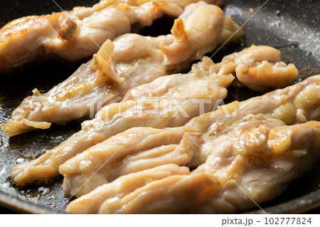 鶏肉(若鶏セセリ)をフライパンで焼く。 102777824