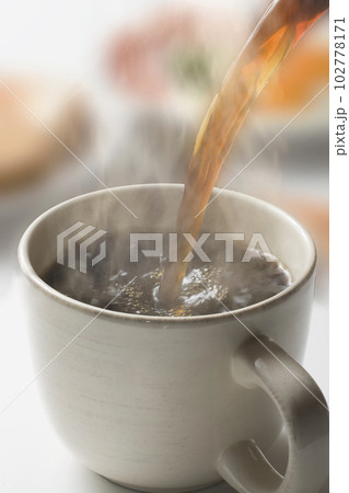 暖かいコーヒーを入れる 102778171