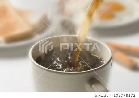 暖かいコーヒーを入れる 102778172