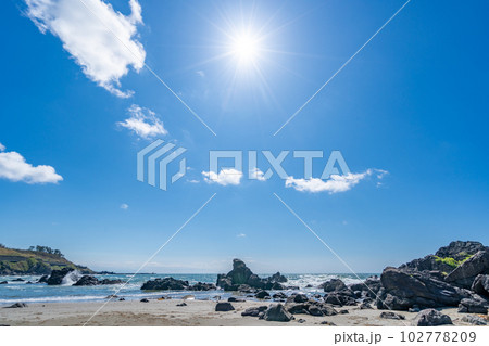 釜磯海岸　晴天　直射日光　光芒 102778209